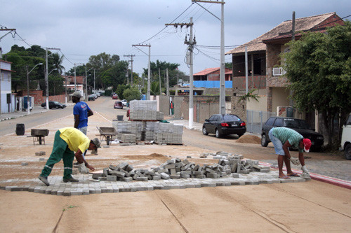 A construção do canteiro central, que divide as duas pistas da Av. Antônio de Castro, está sendo concluída (Foto: Antônio Leudo)