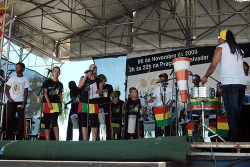 O cantor Dom Américo e banda sobem ao palco às 23h, com o show de encerramento da festa (Foto: Divulgação)