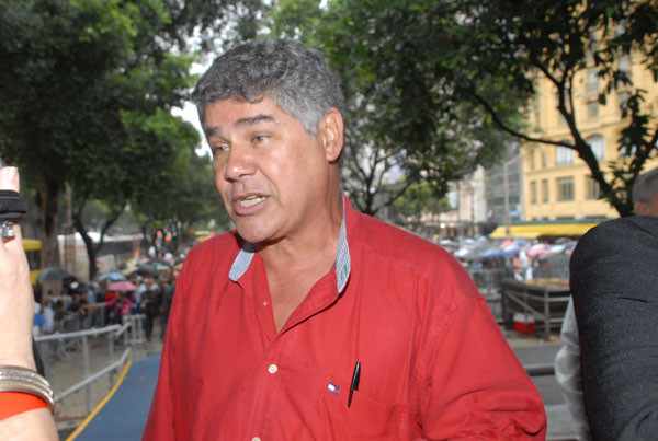 O deputado federal Chico Alencar (Psol) defendeu que a União diminua sua parcela, afirmou que a bancada fluminense continuará lutando para tentar reverter a situação e disse que quarta-feira (19) haverá um ato em Brasília (Foto: André Correa)