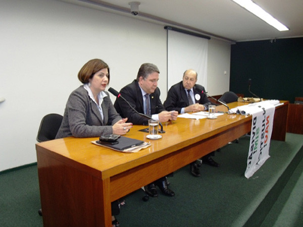 Rosinha, única prefeita presente à reunião, ocupou a mesa principal ao lado do marido, o deputado federal Anthony Garotinho e do presidente da mesa, o deputado Simão Sessim (Foto: André Couto)