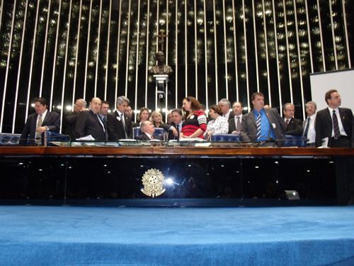 O grupo formado pela Prefeita de Campos e vice-presidente da Organização dos Municípios Produtores de Petróleo (Ompetro), Rosinha Garotinho, deputados e senadores da Bancada do Rio de Janeiro, foi recebido pelo presidente do Senado, José Sarney (Foto: Divulgação - Agência Brasil)