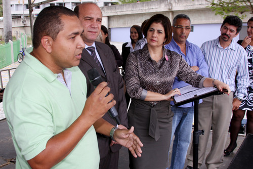 O presidente da Associação dos Comerciantes do Mercado e Feira Livre, Leandro Santos explicando as melhorias na econômia que o Mercado Municipal terá com o estacionamento. (Foto: Gerson Gomes)