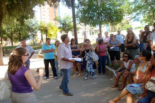 Guia de Turismo Everaldo Reis fala sobre a história da Praça do Liceu em uma das paradas (Foto: Divulgação)
