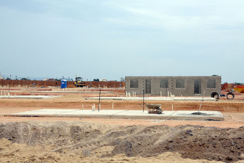 No distrito de Travessão, as obras do Programa Morar Feliz prosseguem dentro do cronograma normal de trabalho (Foto: Roberto Joia)