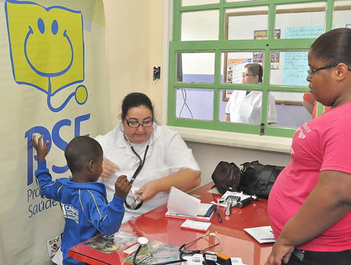 O programa presta atendimento médico em diversas escolas municipais durante o ano (Foto: Arquivo)