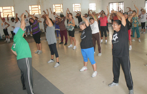 Com o intuito de manter os idosos cada vez mais ativos, o Clube da Terceira Idade conta com turmas de 30 a 35 alunos na Dança Senior (Foto: Antônio Leudo)