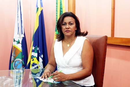 A secretária Executiva do Procom, Rosangela Tavares, orienta que os jovens beneficiados pela lei, sempre que encontrarem dificuldades no cumprimento da mesma denunciem o fato ao Procon (Foto: Antônio Leudo)