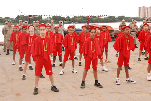 O Programa Bombeiro Mirim existe através da Fundação Municipal da Infância e Juventude e parceiros (Foto: Divulgação)