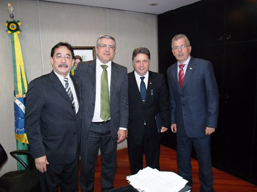 O secretário de Saúde, Paulo Hirano, foi recebido pelo ministro da pasta, Alexandre Padilha, nesta quarta-feira (26), acompanhado pelos deputados federais Anthony Garotinho e Paulo Feijó (Foto: Divulgação-André Couto)