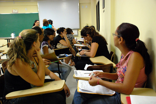 Os bolsistas foram orientados sobre os documentos durante reunião na Secretaria de Educação (Foto: Antônio Leudo)