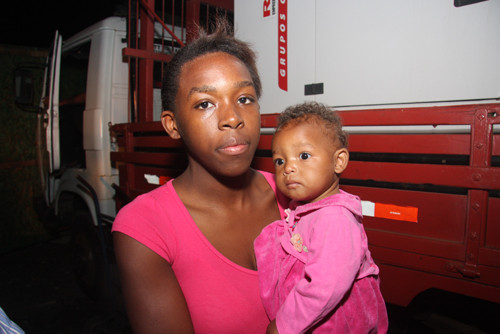 Danile Evangelista, uma das contempladas com as 96 casas do Programa Morar Feliz no Parque Santa Rosa, diz está muito feliz com a nova casa (Foto: Rogério Azevedo)