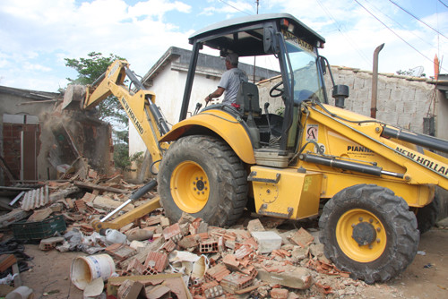 Nesta quinta-feira (27), a Defesa Civil Municipal demoliu 25 casas na Comunidade do Goiabal, que se encontravam em áreas de risco (Foto: Rogério Azevedo)