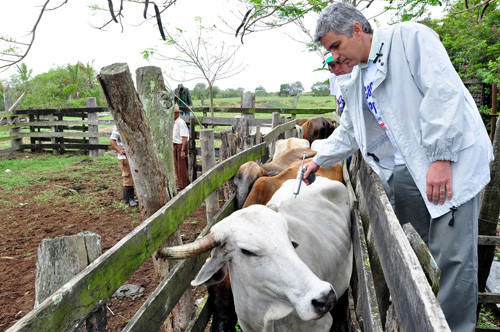 O secretário de Agricultura, Eduardo Crespo, explica que o objetivo desta iniciativa é fazer com que todos os produtores vacinem seu rebanho. (Foto: César Ferreira)