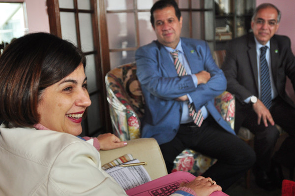 O Ministro do Trabalho e Emprego, Carlos Lupi, esteve na residência da prefeita Rosinha para formalizar a cessão do imóvel onde vai funcionar a nova sede do ministério (Foto: César Ferreira)