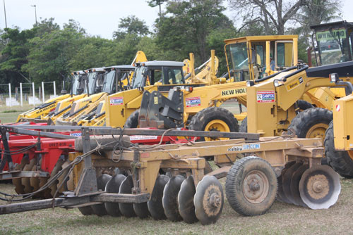 Cerca de 150 localidades foram contempladas com tratores-grades para preparo de solo e retro-escavadeiras para limpeza de bebedouros, além de patrol nas estradas (Foto: Gerson Gomes)