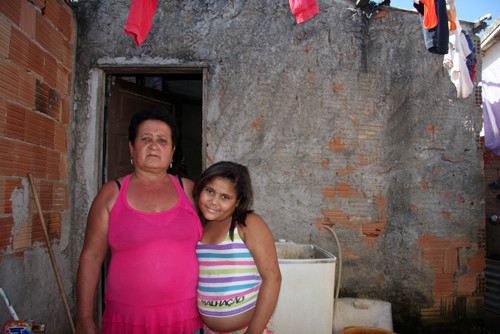 Dona Ângela se mudou de uma casa em situação de risco no Goiabal (Foto: Rogério Azevedo)