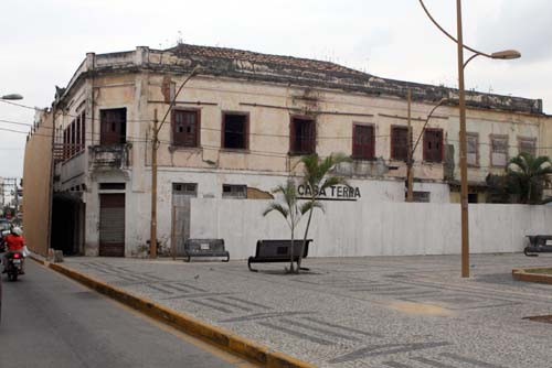 O prédio da Casa Terra é centenário e abrigou por vários anos uma loja de móveis (Foto: Roberto Joia)