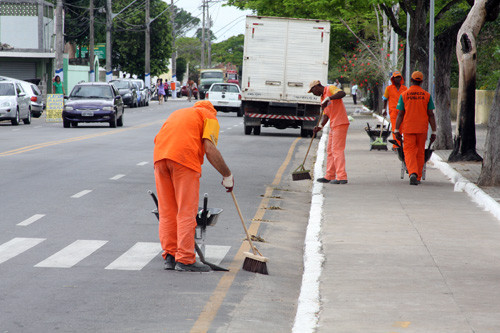 O mutirão da limpeza, organizado pela Secretaria Municipal de Serviços Públicos, estará presente em diversos bairros do município durante toda esta semana (Foto: Roberto Joia)