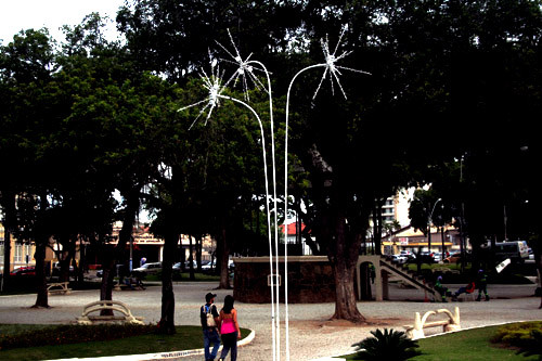 Estruturascom iluminação noturna já podem ser vistas em alguns pontos da cidade (Foto: Antônio Leudo)