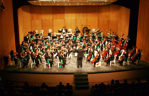 88 jovens músicos da Orquestra Sinfônica Mariuccia Iacovino, do Centro Cultua Musical de Campos (CCMC) e da ONG Orquestrando a Vida, apresentam nesta quinta-feira (10), às 20h, no Teatro Trianon, o Concerto de Pré-estreia da Turnê New York/2011 (Foto: Divulgação)