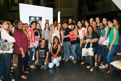 Na noite desta terça-feira (8), alunos do 1º ao 7º período do curso de Pedagogia da Universidade Salgado de Oliveira (Universo), visitaram a exposição, no foyer do Teatro Trianon (Foto: Divulgação)