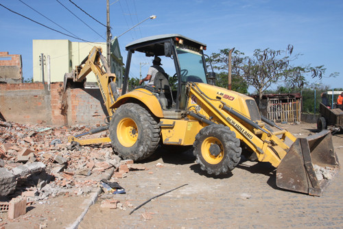 A Secretaria Municipal de Defesa Civil realizou nas comunidades de Goiabal e Matadouro a demolição de casas, localizadas em áreas de risco (Foto: Rogério Azevedo)