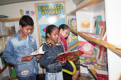 Crianças da Escola Municipal Sebastião Viveiros de Vasconcelos, na localidade de Guriri, estão sendo contempladas com o Projeto Biblioteca vai à escola (Foto: Antônio Leudo)