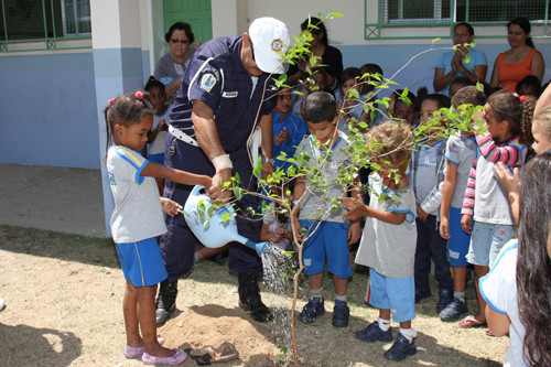 Através do projeto de plantio de mudas, diversas localidades são contempladas com o projeto de arborização (Foto: Rogério Azevedo)