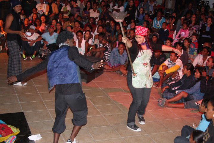 A primeira etapa do Projeto Fala Comunidade, cujo espetáculo foi Navilouca, se mostrou um sucesso entre os jovens (Foto: Diivulgação)