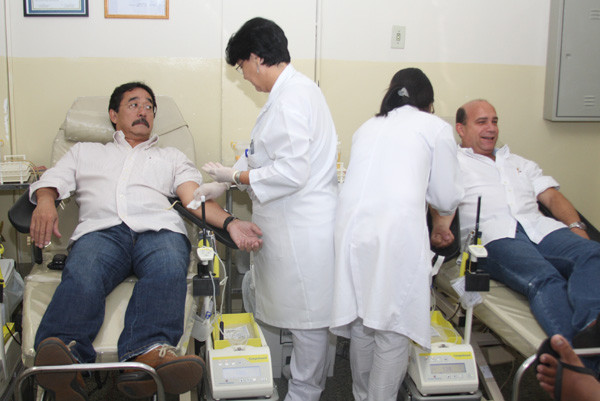 Paulo Hirano e Doutor Chicão foram os primeiros a doar hoje (Foto: Roberto Joia)