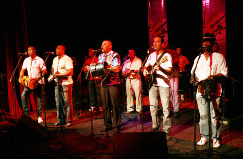 Noite de gala para Alexandre FM e seus nove companheiros do grupo Força Maior, que comemorou 25 anos na noite desta segunda-feira (14), no Teatro de Bolso, dentro do projeto Fim de Tarde (Foto: Divulgação)