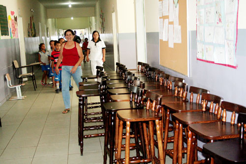 A escola adquiriu, com o recurso do Plano de Desenvolvimento da Escola (PDE), 30 bancos de madeiras (Foto: Antônio Leudo)
