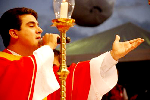 Durante a festa, o padre Robson Oliveira, do Santuário Basílica do Divino Pai Eterno, Trindade (GO), e apresentador da Rede Vida de Televisão, vai celebrar missa em comemoração à festa centenária (Foto: Divulgação)