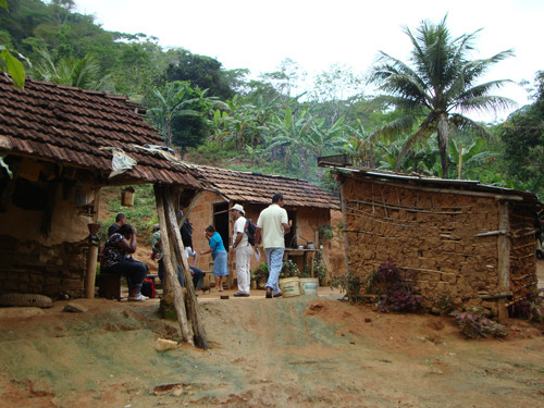 Carobinho é a comunidade mais isolada da região e fica dentro da mata do Imbé (Foto: Divulgação)