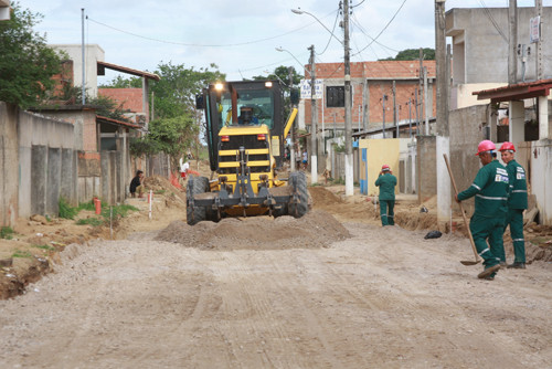 Depois de retirar todo o antigo pavimento da avenida Newton Guaraná agora as máquinas reviram ruas internas do conjunto no Parque Santa Maria para retirada de camada do solo que não dá boa estabilidade na base (Foto: Gerson Gomes)