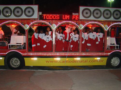 O ônibus-palco itinerante, todo decorado, levará aos munícipes de forma gratuita, o coral de vozes natalinas (Foto: Divulgação)