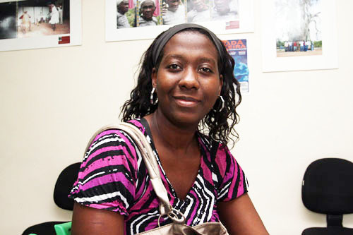 Maria Emília Barreto, de 26 anos, conseguiu um emprego com as informações adquiridas no curso oferecido pela Fundação (Foto: Rogério Azevedo)