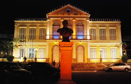 Um dos pontos históricos da cidade é o quadrilátero formado pelo Solar Vila Maria, pelo prédio do Liceu de Humanidades, pela praça em frente e pelo atual prédio que abriga a Câmara Municipal de Campos (Foto: Antônio Leudo)