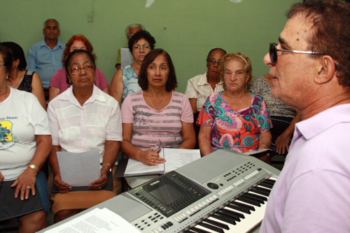 Serão 50 idosos levando o canto lírico e encantando toda a comunidade (Foto: Gerson Gomes)