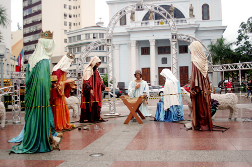 Na Praça São Salvador um presépio gigante anuncia o nascimento do Menino Jesus (Foto: Antônio Leudo)