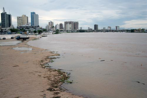 O nível do Rio Paraíba do Sul continua subindo, mas a situação está sob controle (Foto: Antônio Leudo)