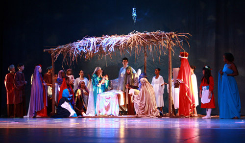 Em cena, funcionários do teatro e atores campistas buscando um diálogo entre o passado mais distante, o ano em que Jesus nasceu, e o presente (Foto: Divulgação)