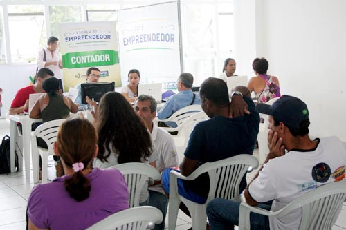 Depois de 30 anos trabalhando por conta própria, na informalidade, a vendedora Rosângela de Jesus Barreto se tornou uma microempreendedora individual, legalizada nesta sexta-feira (2), no Espaço do Empreendedor, nos altos da Rodoviária Roberto S (Foto: Antônio Leudo)