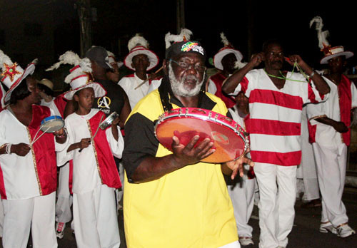 Aos 65 anos, Tião do Pandeiro desfilou em várias agremiações, como Boi Jaguar, Dendê e Arrastão, e esbanjou energia durante o desfile dando um show de vitalidade (Foto: Antônio Leudo)