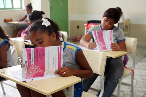 Vasto material pedagógico auxilia alunos para a prova Brasil (Foto: Rogério Azevedo)