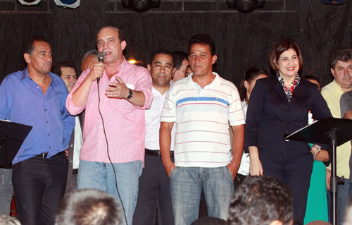 Ao lado do vice-prefeito doutor Chicão e da Prefeira Rosinha Gartotinho, Cremilson Sá, falou em nome dos moradores (Foto: Gerson Gomes)
