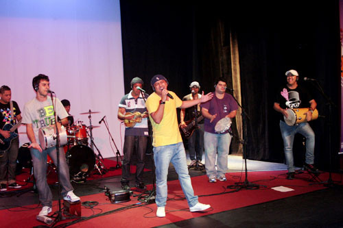 Para animar o clima de Natal, o projeto - Fim de Tarde, da Fundação Trianon, apresenta nesta segunda-feira, no Teatro de Bolso, o grupo Promessa do Samba (Foto: Antônio Leudo)