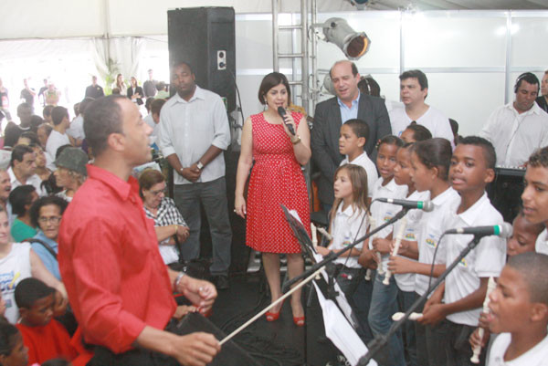 As crianças e adolescentes tocaram, enquanto a Prefeita Rosinha Garotinho cantava uma música que marcou o seu governo, ?Entra na minha casa?, de Regis Danese (Foto: Gerson Gomes)