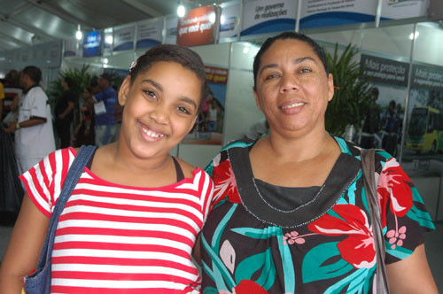 A moradora do Parque Prazeres, Adriana Pessanha Alves veio acompanhada da filha Rafaela Alves, de apenas nove anos de idade, participar da Prestação de Contas (Foto: Check)