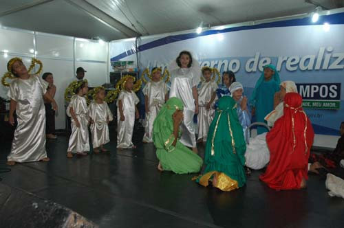 As crianças assistidas pelo Projeto Lara, gerenciado pela Fundação Municipal da Infância e Juventude, apresentaram na manhã deste sábado um Auto de Natal na prestação de contas (Foto: Check)